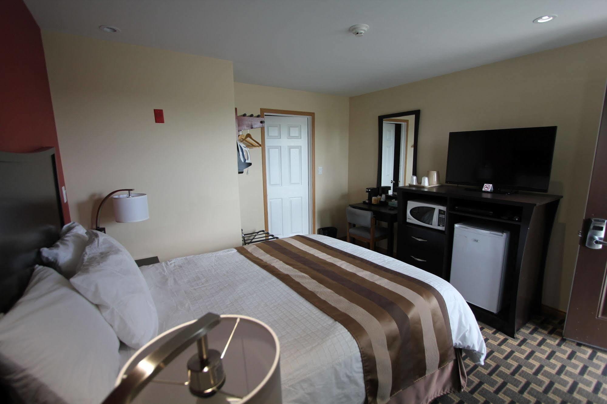Masterson'S Motel Greater Napanee Exterior photo